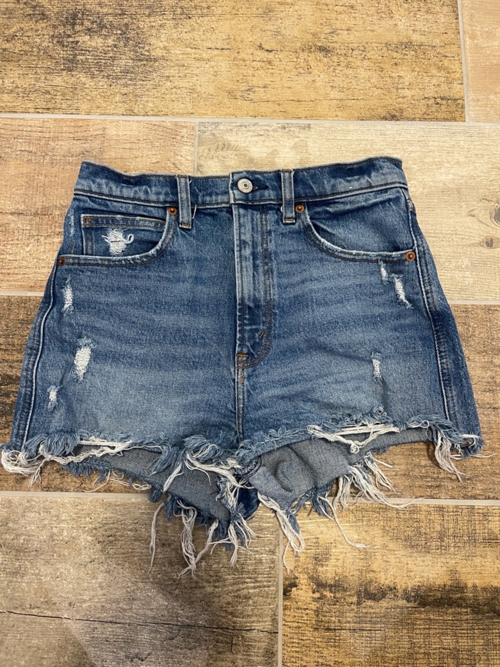 Abercrombie & Fitch Ultra High Rise Mom Short Distressed 26 Waist Size 2